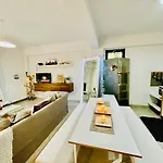 公寓 Nadia's White Loft