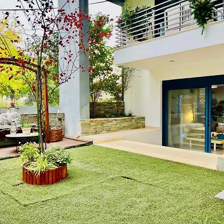 Nadia's White Loft Apartament *