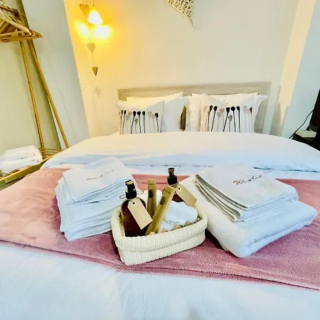 Nadia's White Loft Appartamento Patras